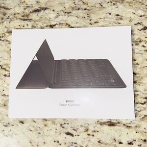 NEW!!!Apple Smart Keyboard for iPad 9th gen Box
Pro 10.5 Air 3rd 9th 8th 7th